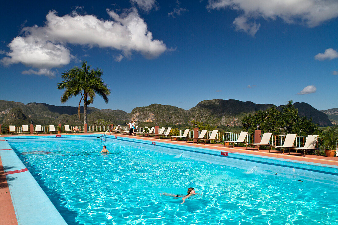 Ausblick über Vinales Tal vom Hotel Jaminez, Pool, Kuba, Großen Antillen, Antillen, Karibik, Westindische Inseln, Mittelamerika, Nordamerika, Amerika