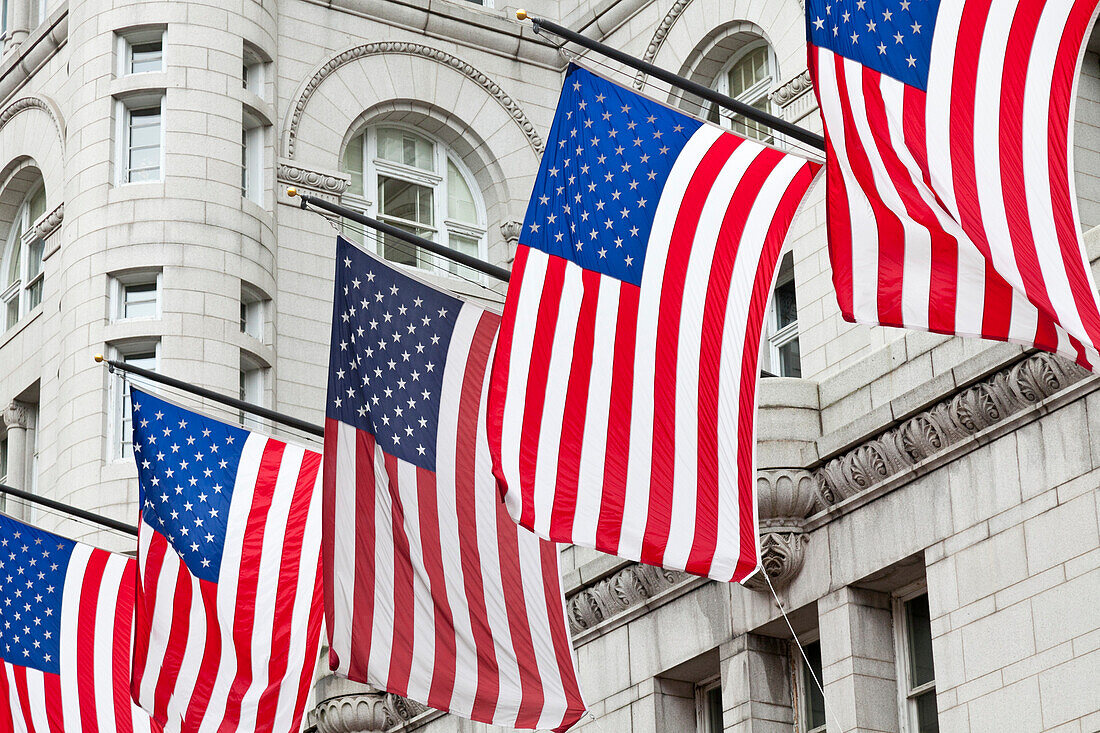 US-Flagge am alten Postamt, Flagge der Vereinigten Staaten von Amerika wird „Sternenbanner“ genannt, nationales Symbol, Washington, District of Columbia, Vereinigte Staaten von Amerika, USA
