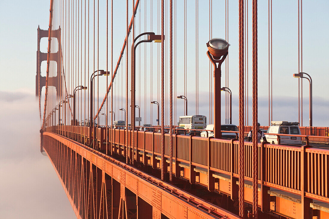 Golden Gate Bridge im Morgennebel, Symbol von San Francisco und Kalifornien, San Francisco, Kalifornien, Vereinigte Staaten von Amerika, USA
