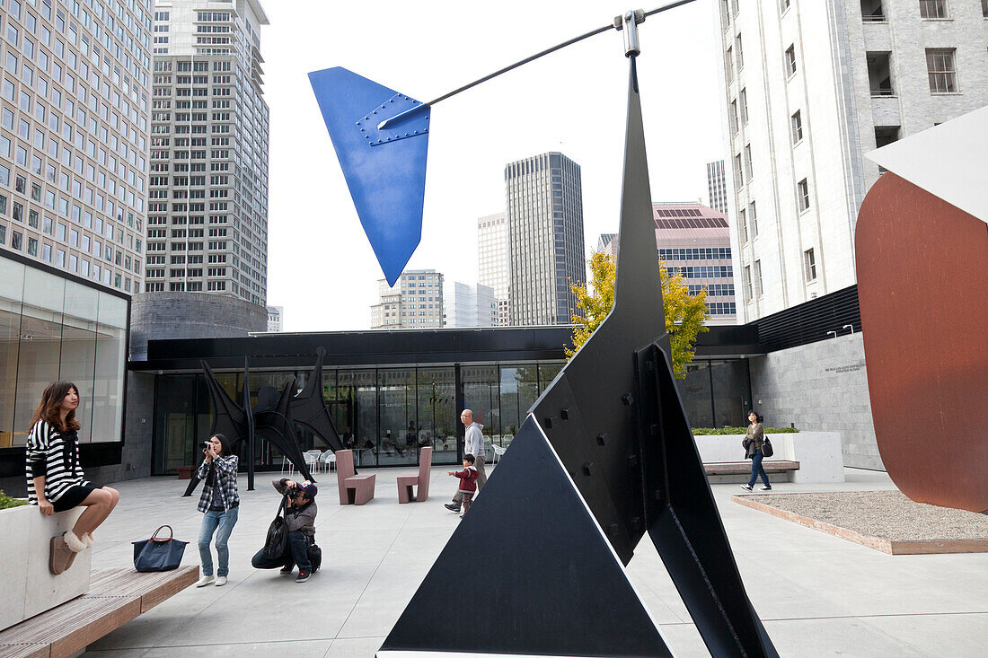 Dachterrasse, Besucher fotografieren sich und posen, Skulptur, Installation, San Francisco Museum of Modern Art, San Francisco, Kalifornien, Vereinigte Staaten von Amerika, USA