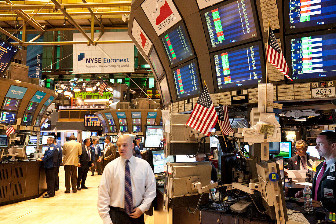 Broker near screens, New York Stock Exchange, center of the financial world, Manhattan, New York City, United States of America, USA