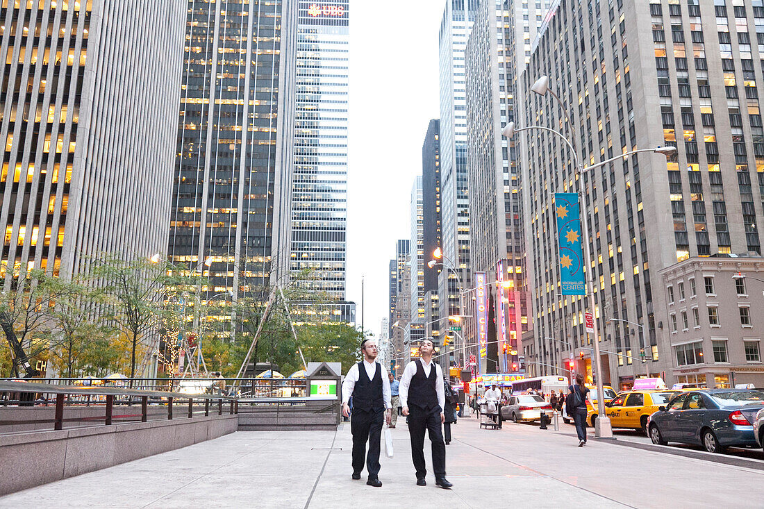 Two young jewish men on the walkway, pedestrians, sky-scraper, advertisment, Manhattan, New York City, United States of America, USA