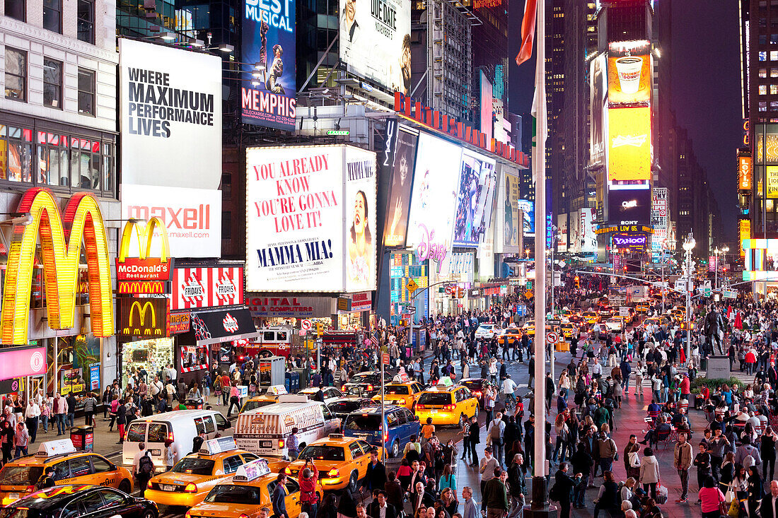 Times Square in der Nacht, Taxen und Leuchtreklame, Manhattan, New York City, Vereinigte Staaten von Amerika, USA