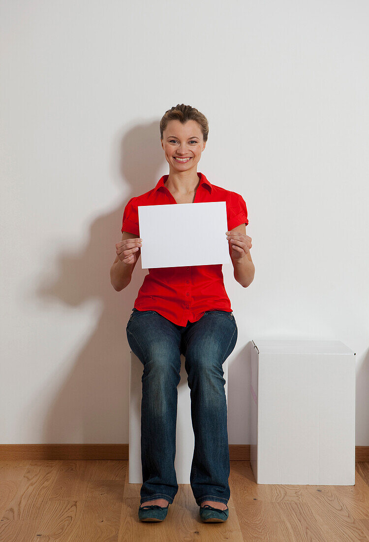 Junge Frau hält eine Blatt Papier