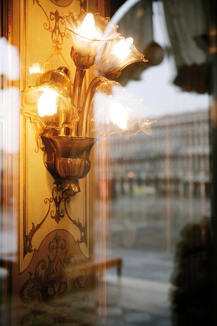 Beleuchtung und Blick aus dem Café Florian, Venedig, Italien