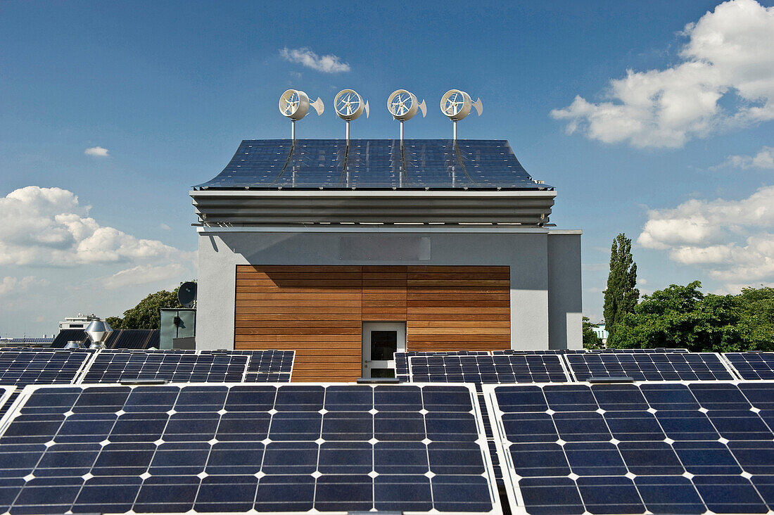 Solaranlage und Windräder auf einem Dach, Hotel Victoria, Freiburg im Breisgau, Baden-Württemberg, Deutschland