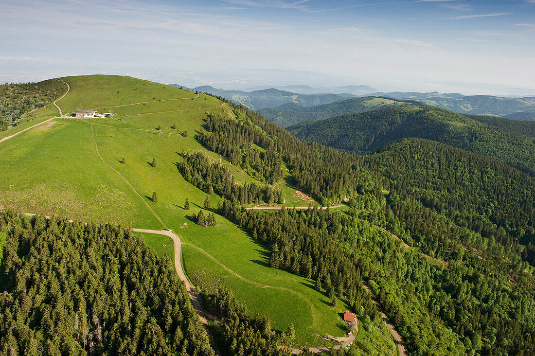 Mittelgebirgslandschaft bei Freiburg im Breisgau, Schwarzwald, Baden-Württemberg, Deutschland