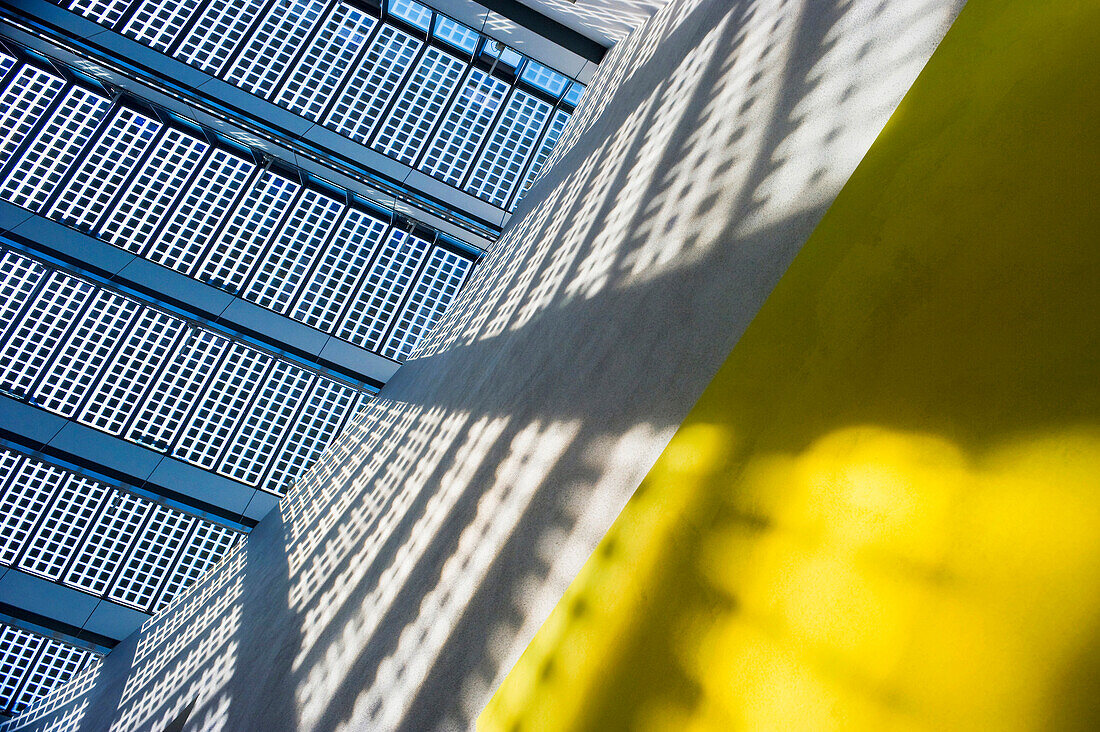 Solaranlage auf einem Glasdach, Fraunhofer Institut, Freiburg im Breisgau, Baden-Württemberg, Deutschland