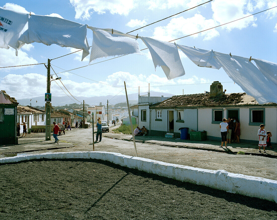 Wäsche trocknet im Wind vor Fischerhäusern, Küstenstädchen Rabo de Peixe, Insel Sao Miguel, Azoren, Portugal