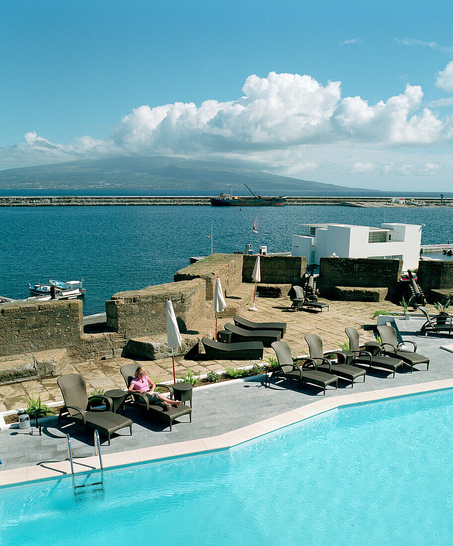 Freiluft Schwimmbad des Hotel Pousada de Portugal, Castello de Santa Cruz, über Hafen von Horta, Insel Faial, Azoren, Portugal