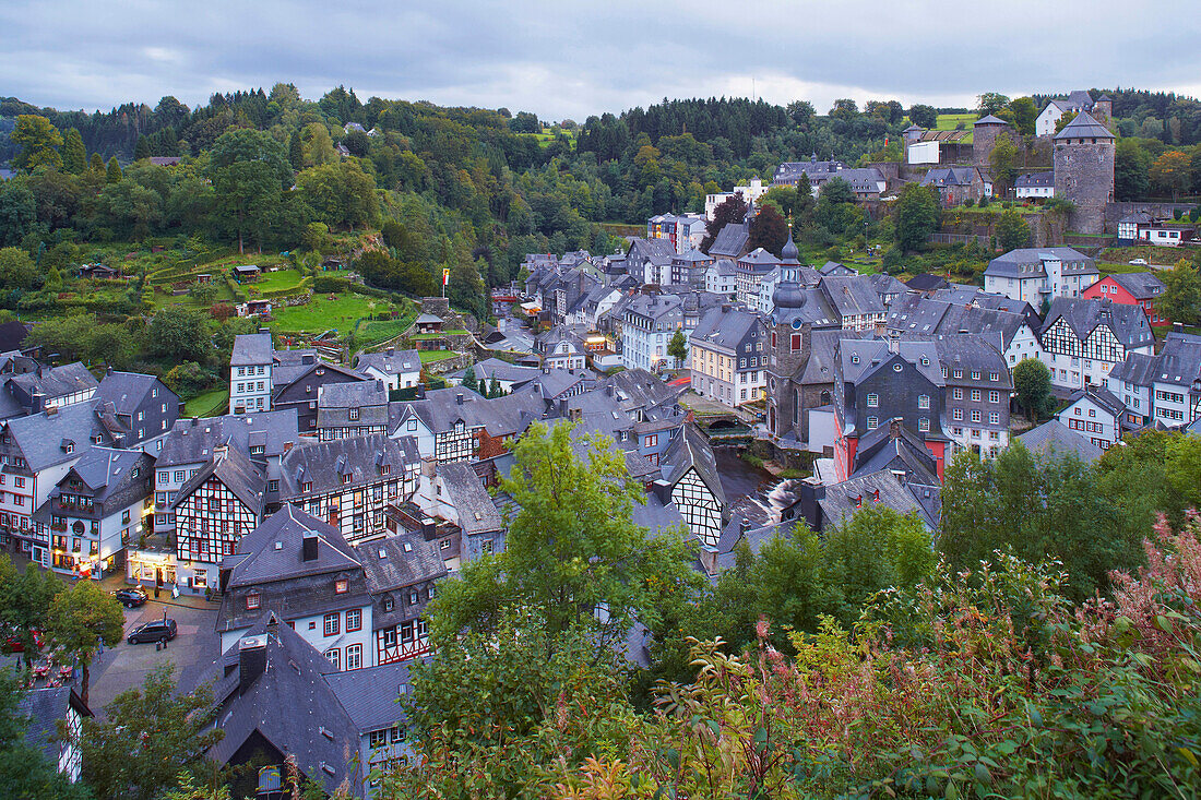 Blick auf Monschau, Abend, Eifel, Nordrhein-Westfalen, Deutschland, Europa