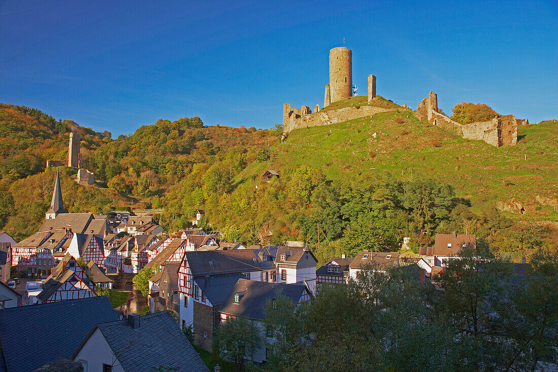 Blick auf Monreal, Große Burg (Löwenburg), Rech, Fachwerkhaus, Eifel, Rheinland-Pfalz, Deutschland, Europa