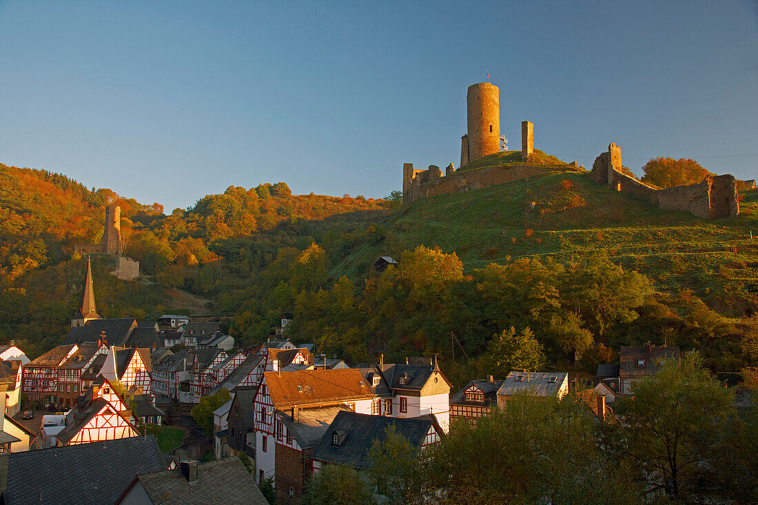 Blick auf Monreal, Löwenburg (Große Burg), Rech, Fachwerkhaus, Eifel, Rheinland-Pfalz, Deutschland, Europa