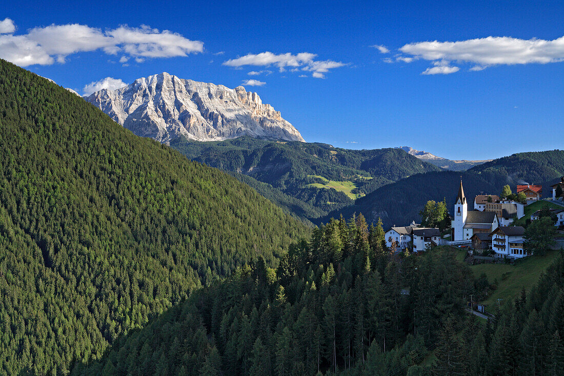 Village and view to Peitler Kofel, Welschellen, Italian Dolomites, Italy