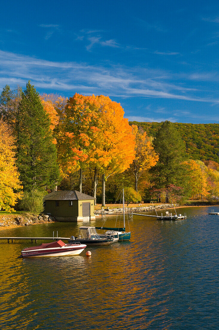 Lake Waramaug in autumn, Lake Waramug, Connecticut, USA