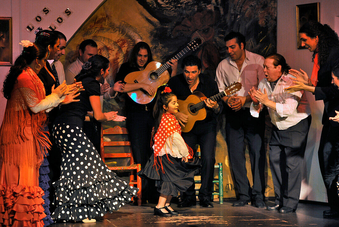 Mädchen tanzt Flamenco, Flamenco, Los Gallos, Sevilla, Provinz Sevilla, Andalusien, Spanien, Mediterrane Länder
