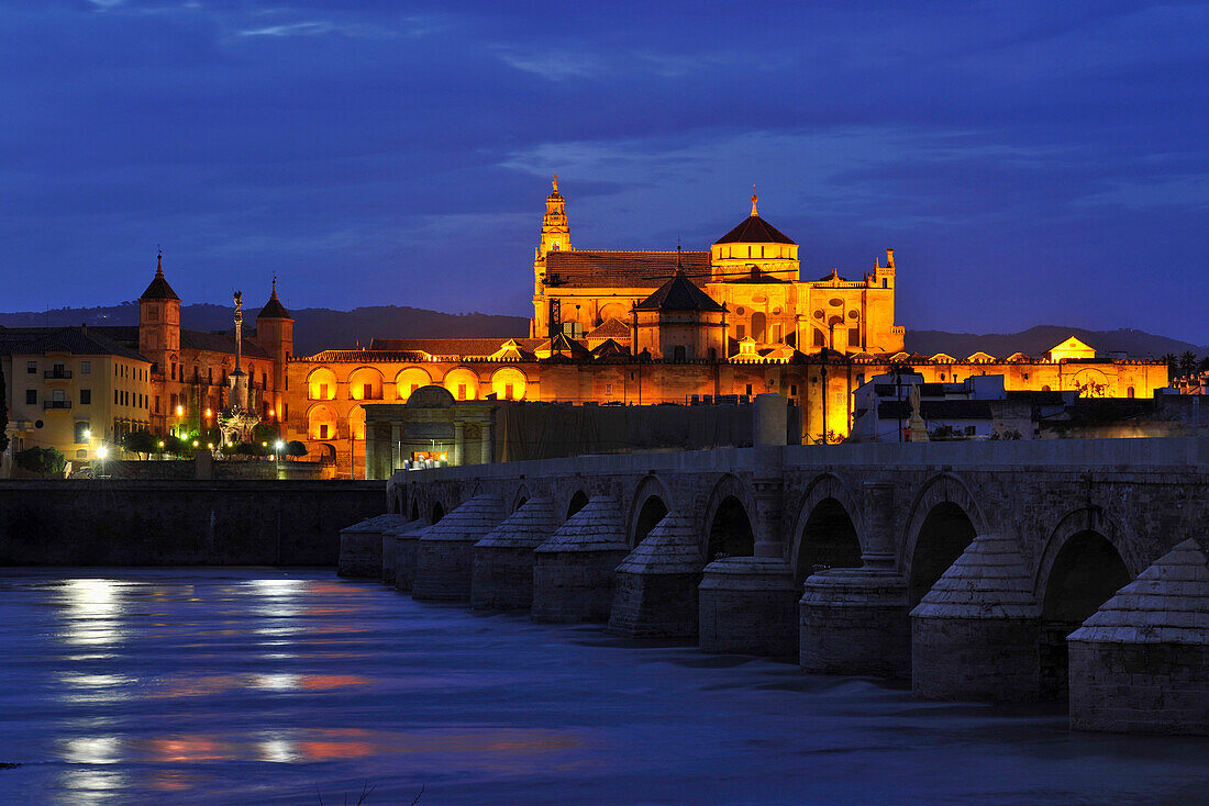 Römische Brücke über Guadalquivir, Mezquita-Catedral im Hintergrund, Cordoba, Andalusien, Spanien