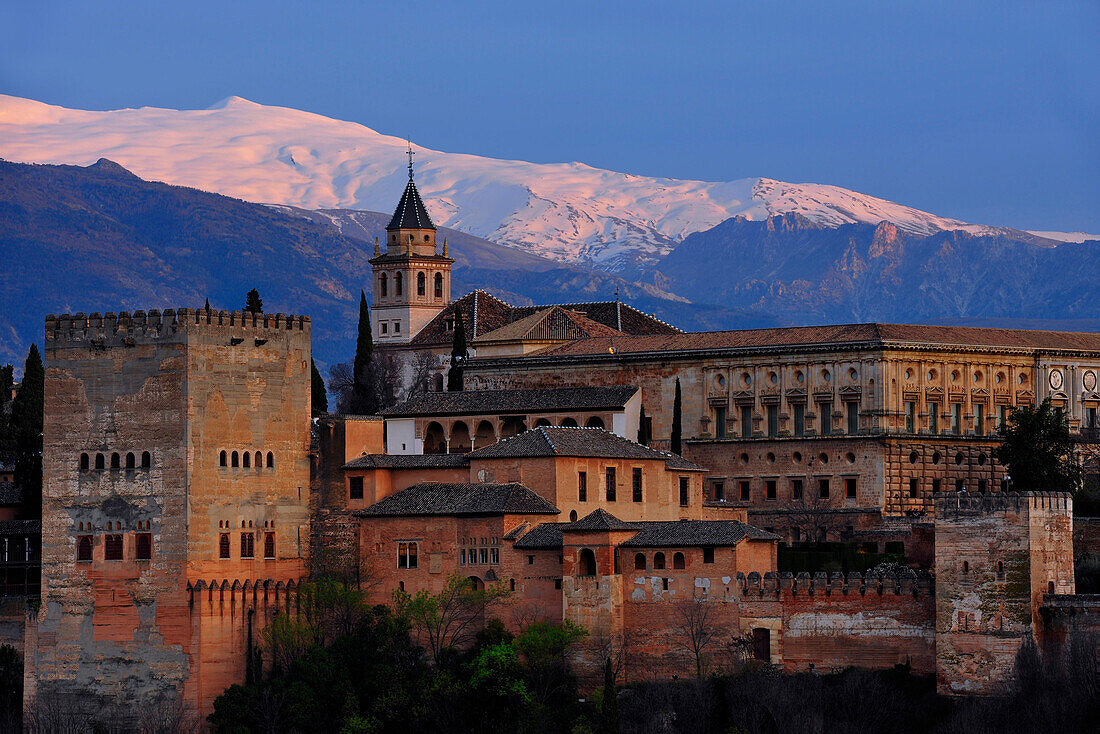 Alhambra mit Sierra Nevada, Provinz Granada, Andalusien, Spanien, Mediterrane Länder