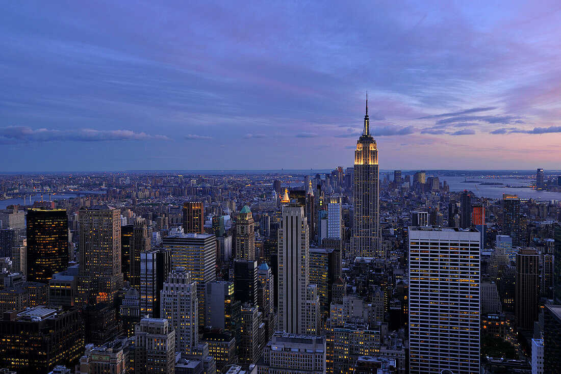 Skyline, Empire State Building am Abend, New York City, New York, USA, Nordamerika, Amerika