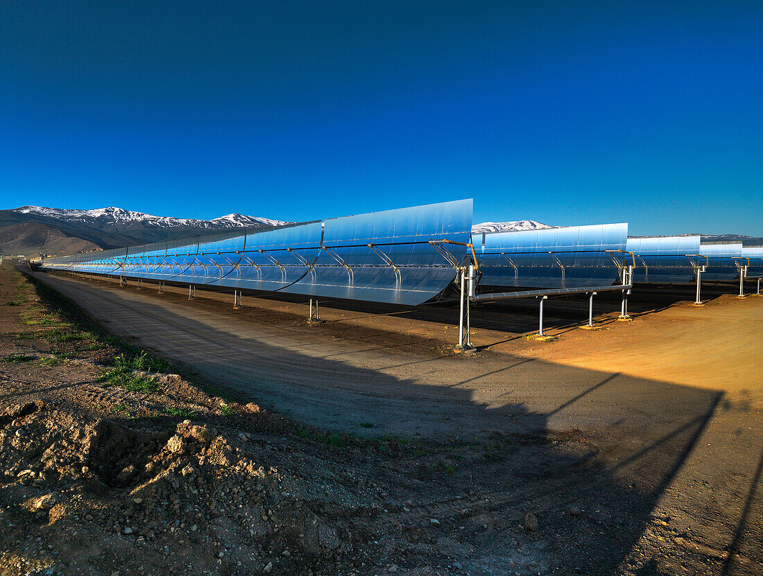 Andasol 1, solarthermisches Kraftwerk (Parabolrinnen-Technologie), Calahorra, Guadix, Andalusien, Spanien