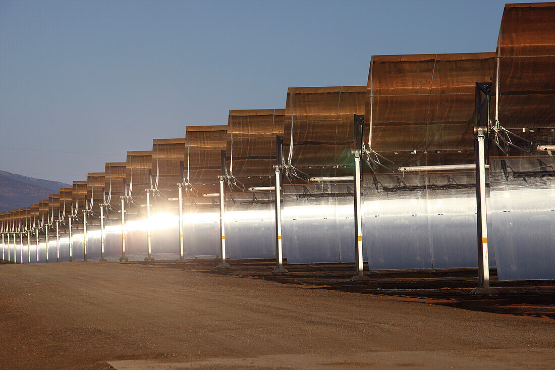 Andasol 1, solarthermisches Kraftwerk (Parabolrinnen-Technologie), Calahorra, Guadix, Andalusien, Spanien