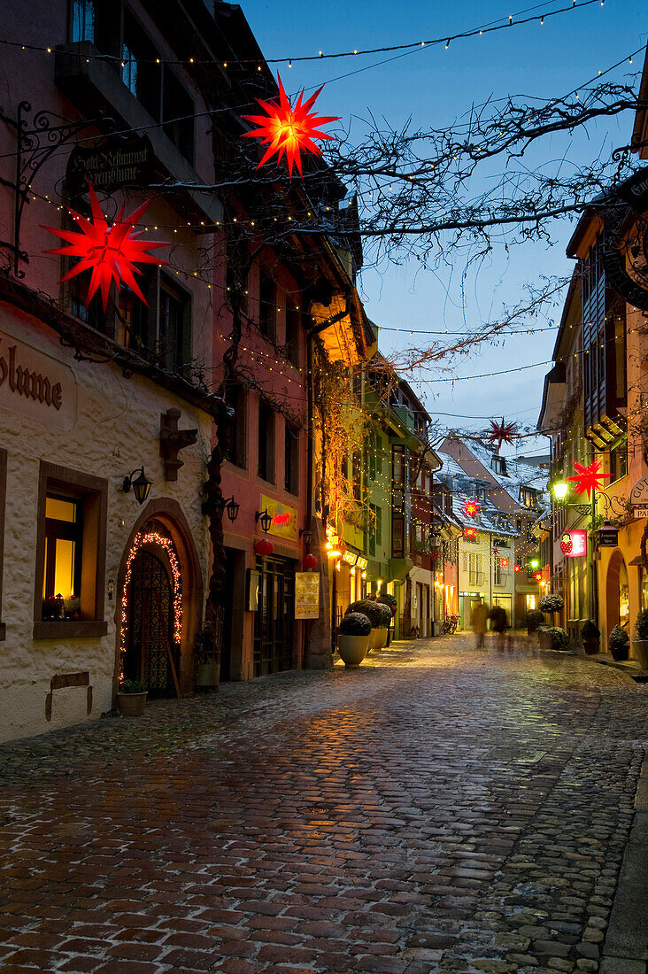 Konviktgasse mit Weihnachtsdekoration am Abend, Altstadt, Freiburg im Breisgau, Baden-Württemberg, Deutschland