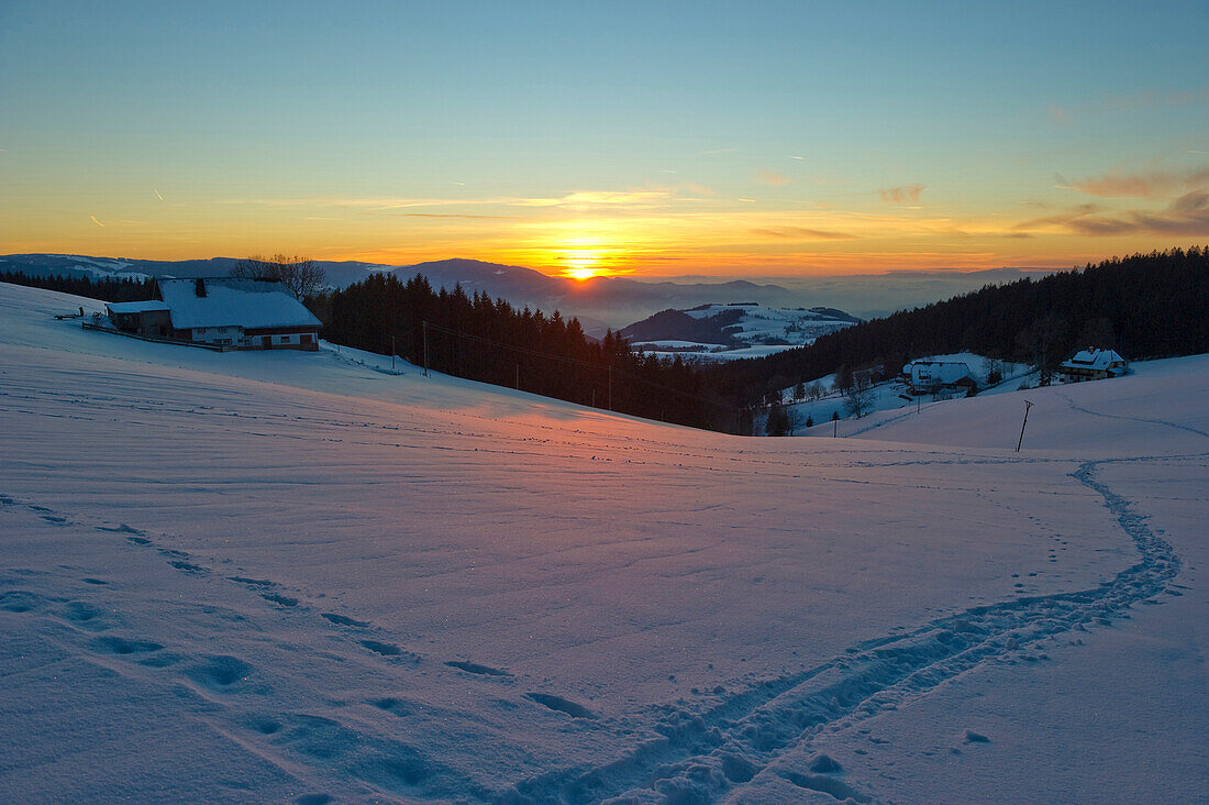 Winterlandschaft mit Bauernhöfen im Sonnenuntergang, St. Märgen, Schwarzwald, Baden-Württemberg, Deutschland