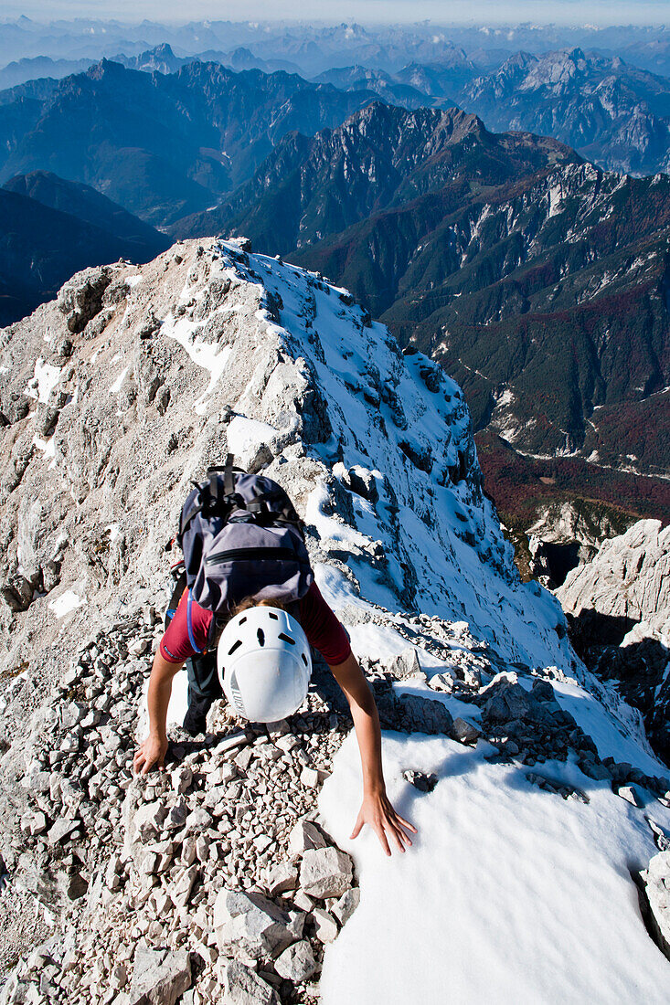 Bergsteigerin am Gipfelgrat, Montasch, Julische Alpen, Friaul-Julisch Venetien, Italien