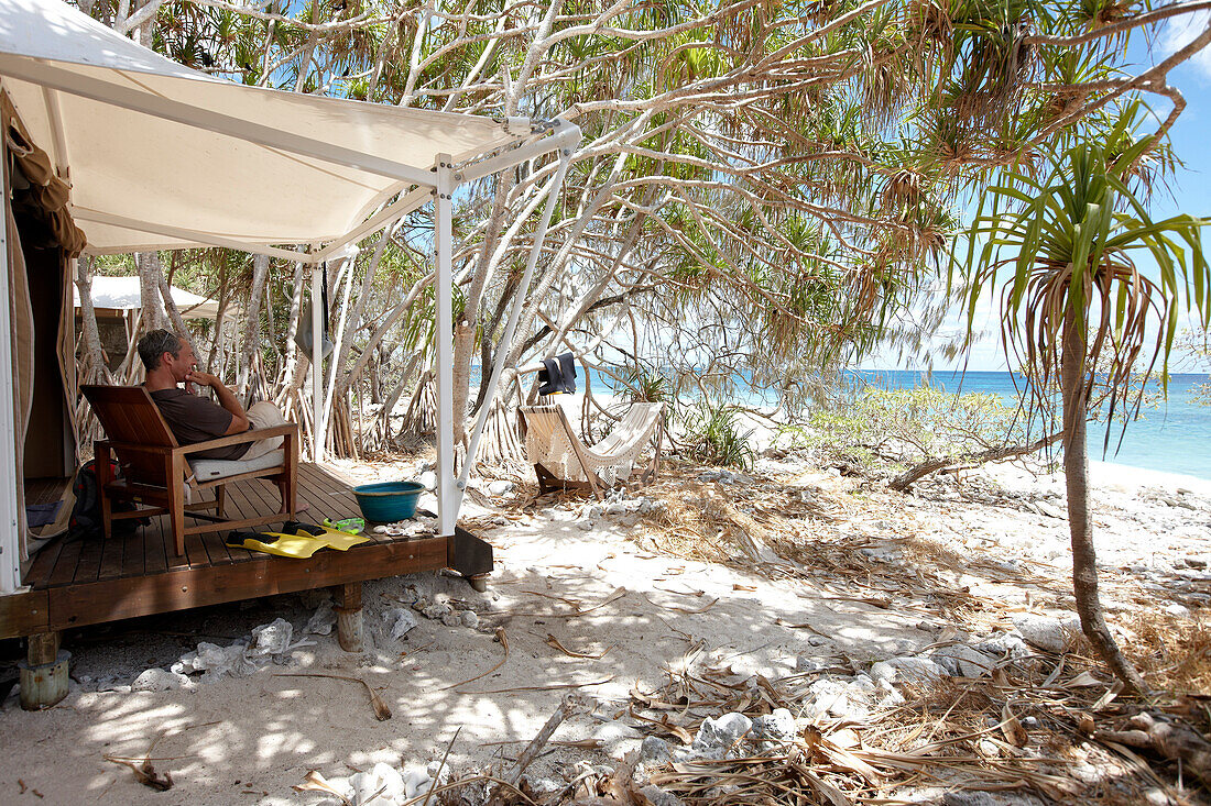 Luxuszelt auf Stelzen am Strand unter Pandanus Bäumen, Wilson Island Resort, Wilson Island, Teil des Capricornia Cays National Park, Great Barrier Reef Marine Park, UNESCO Weltnaturerbe, Queensland, Australien