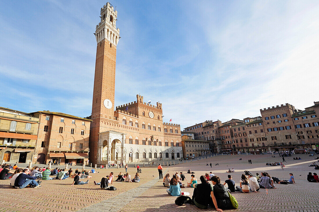 Blick über Piazza del Campo zum Palazzo Pubblico mit Torre del Mangia, Siena, Toskana, Italien