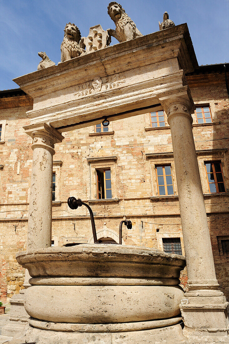 Ziehbrunnen am Stadtplatz in Montepulciano, Montepulciano, Toskana, Italien