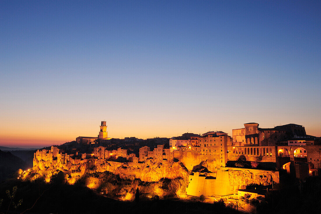 Blick auf Pitigliano in der Abenddämmerung, Pitigliano, Toskana, Italien