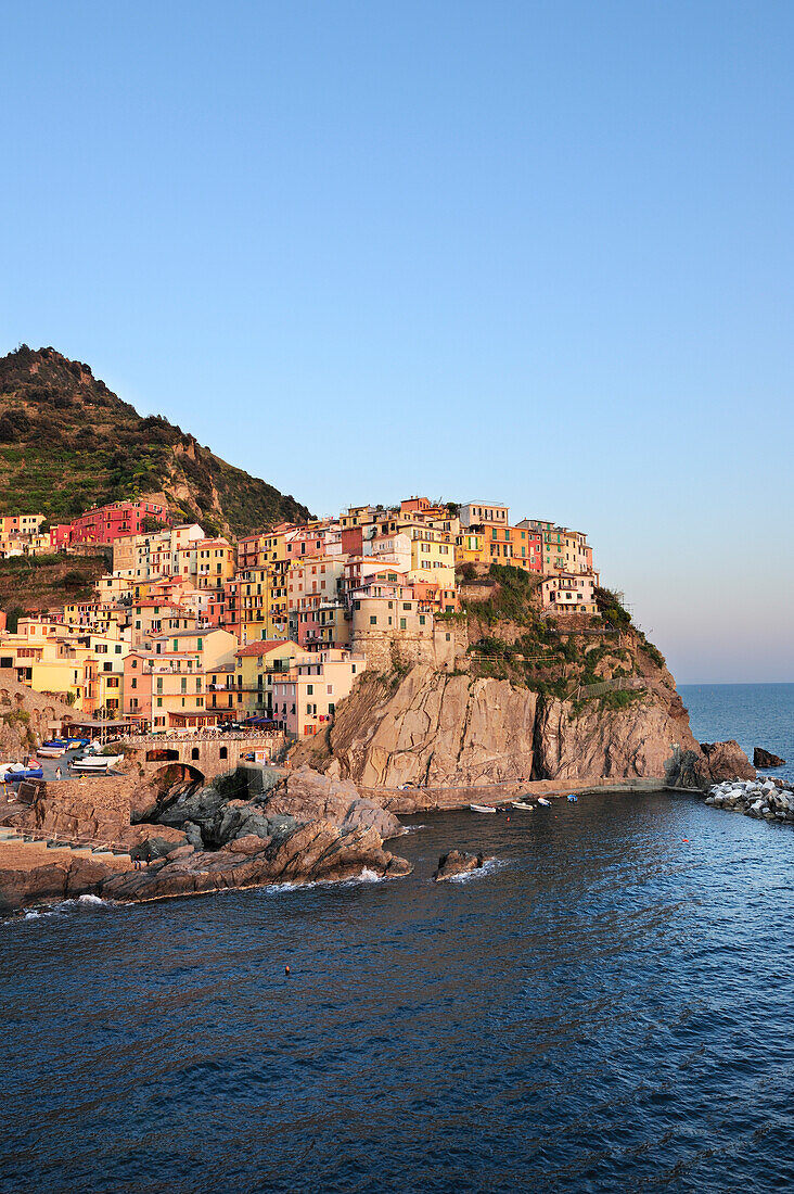 Blick auf Bucht und Häuser von Manarola, Manarola, Cinque Terre, UNESCO Weltkulturerbe Cinque Terre, Mittelmeer, Ligurien, Italien