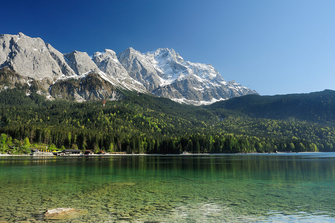 Zugspitze über Eibsee im Sonnenlicht, Eibsee, Garmisch-Partenkirchen, Wetterstein, Werdenfelser Land, Oberbayern, Bayern, Deutschland, Europa