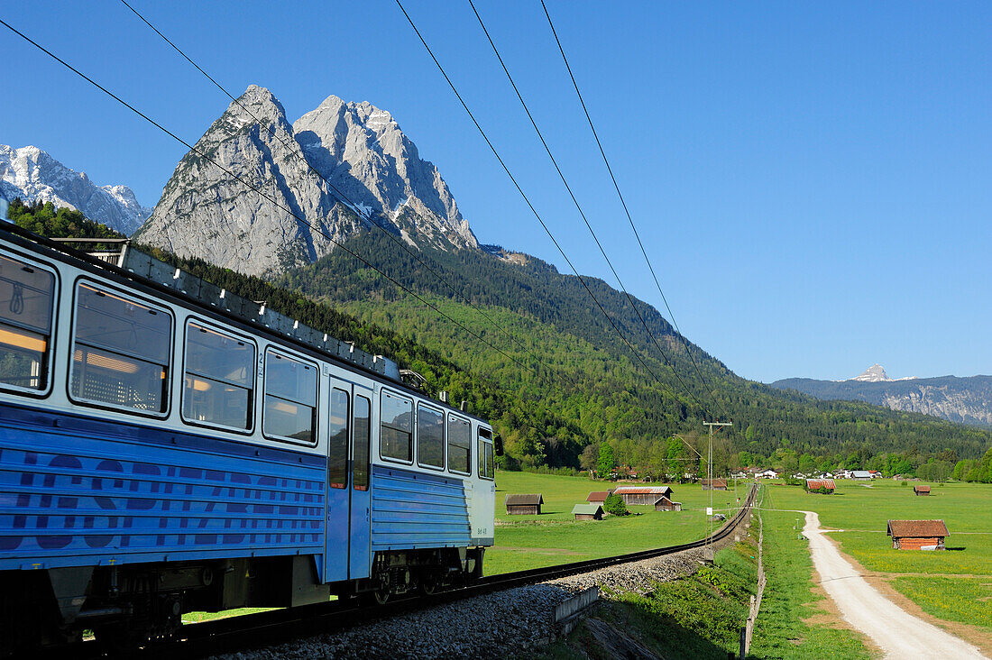 Bayerische Zugspitzbahn fährt auf Zugspitzstock mit Waxenstein zu, Garmisch-Partenkirchen, Wetterstein, Werdenfelser Land, Oberbayern, Bayern, Deutschland, Europa