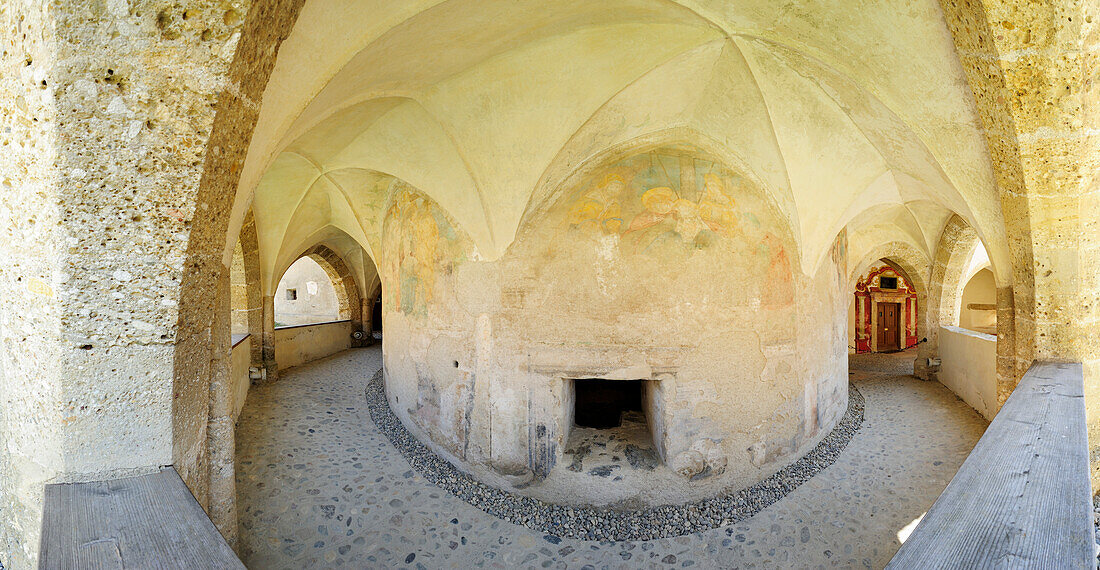 Panorama von Arkadenumgang an romanischem Beinhaus, Karner, Maria Saal, Kärnten, Österreich, Europa