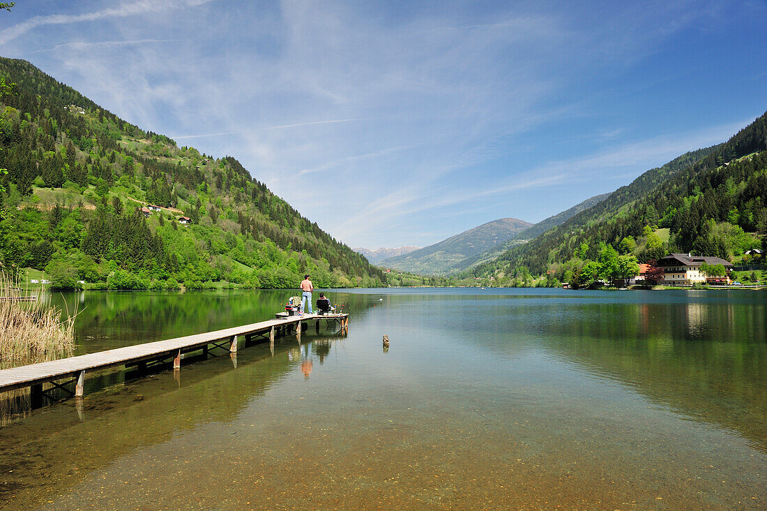 Angler stehen auf Steg im Afritzer See, Afritzer See, Kärnten, Österreich, Europa