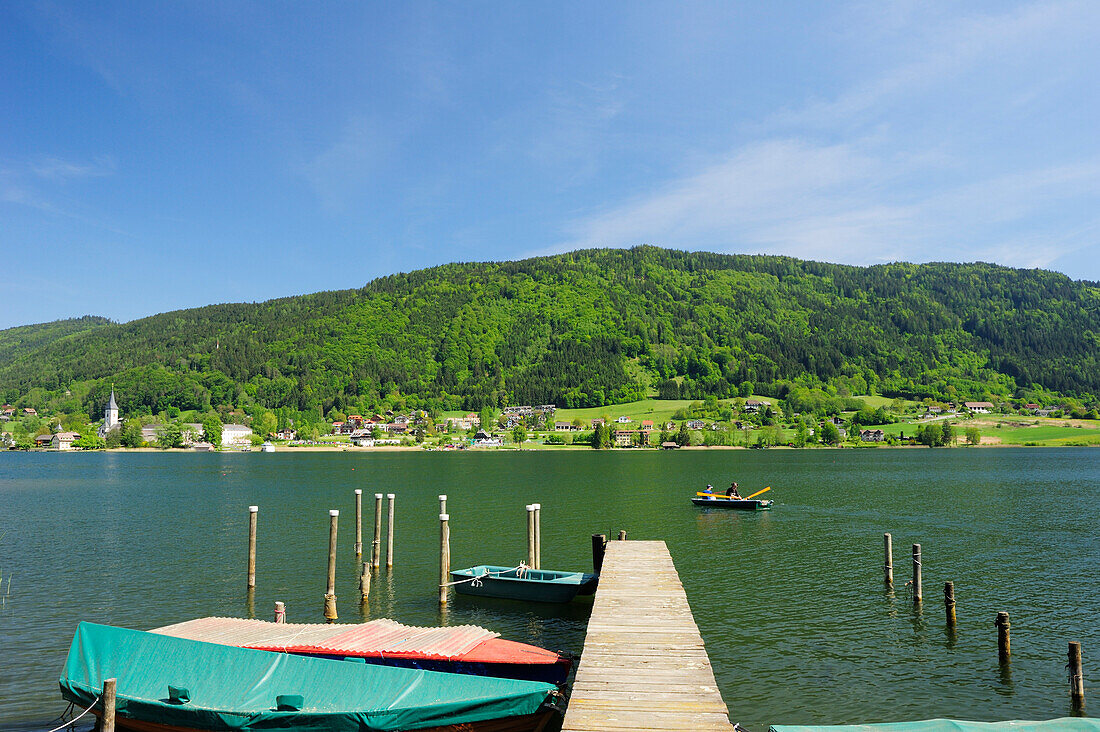 Holzsteg mit Ruderbooten führt in Ossiacher See, Ossiach, Ossiacher See, Kärnten, Österreich, Europa