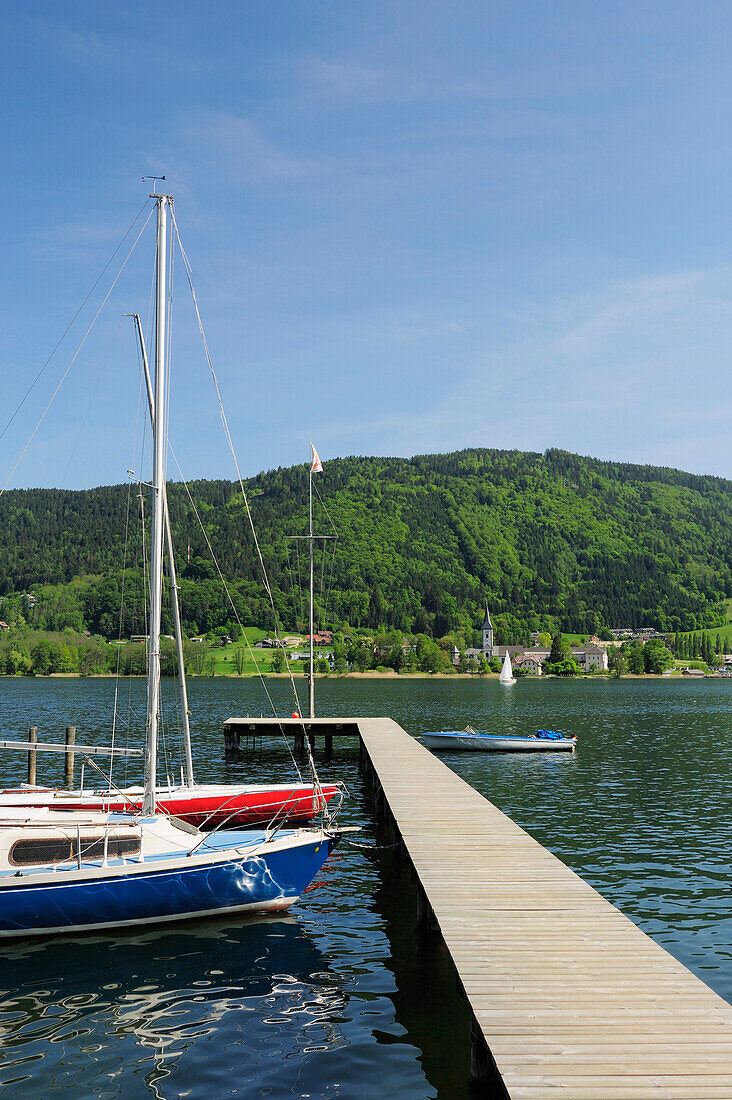 Holzsteg mit Segelbooten führt in Ossiacher See, Bodensdorf, Ossiacher See, Kärnten, Österreich, Europa