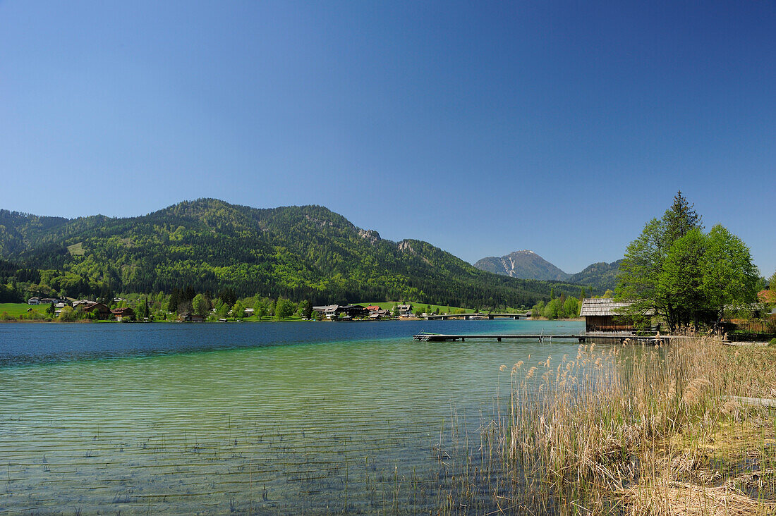 Holzsteg und Bootshaus am Weißensee, Weißensee, Kärnten, Österreich, Europa