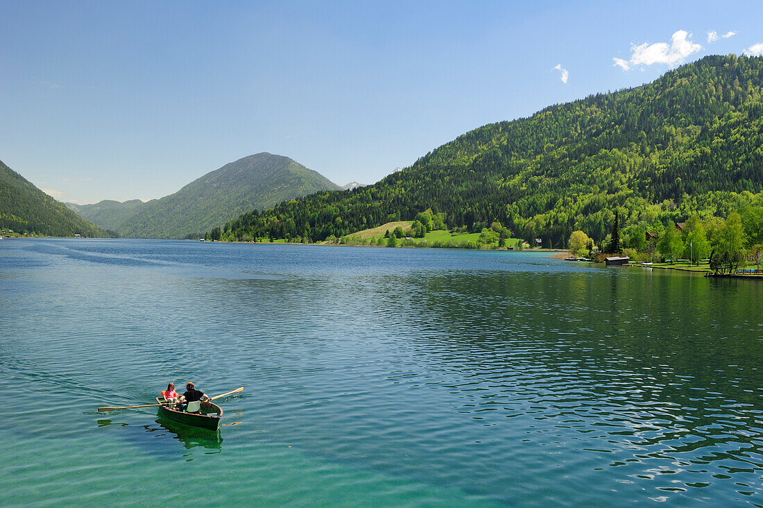 Zwei Personen im Ruderboot auf dem Weißensee, Weißensee, Kärnten, Österreich, Europa