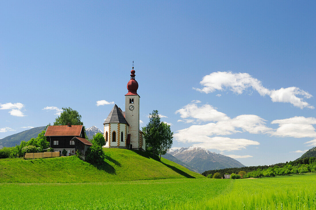 Kirche und Bauernhaus auf einer Anhöhe,Lenzdorf, Spittal, Kärnten, Österreich, Europa