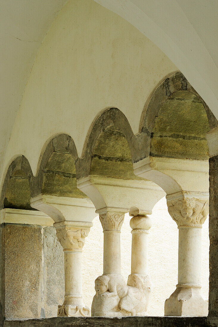 Säulen im Kreuzgang des Stift Millstatt, Millstatt, Millstätter See, Kärnten, Österreich, Europa