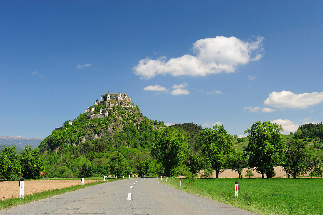 Straße führt auf Burg Hochosterwitz zu, Kärnten, Österreich, Europa