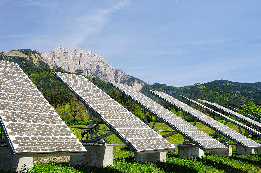 Solarpanele vor Berghintergrund, Solaranlage, Photovoltaik, Gailtal, Kärnten, Österreich, Europa