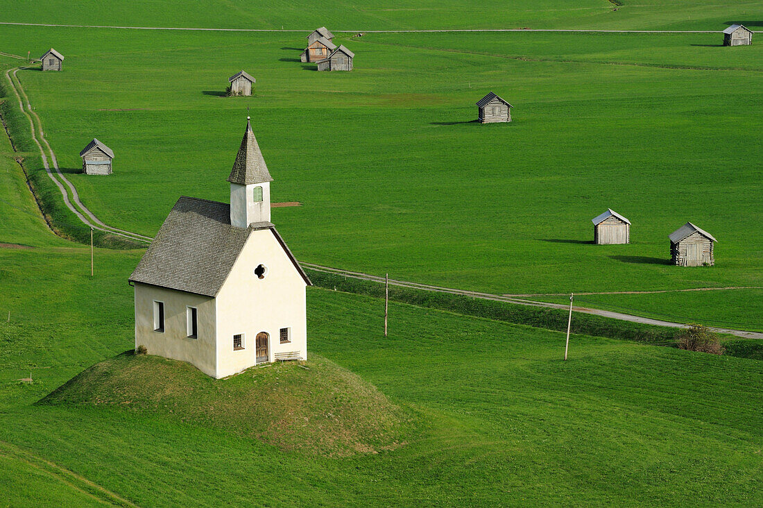 Kapelle und Heustadel in Wiesengelände, Lesachtal, Kärnten, Österreich, Europa