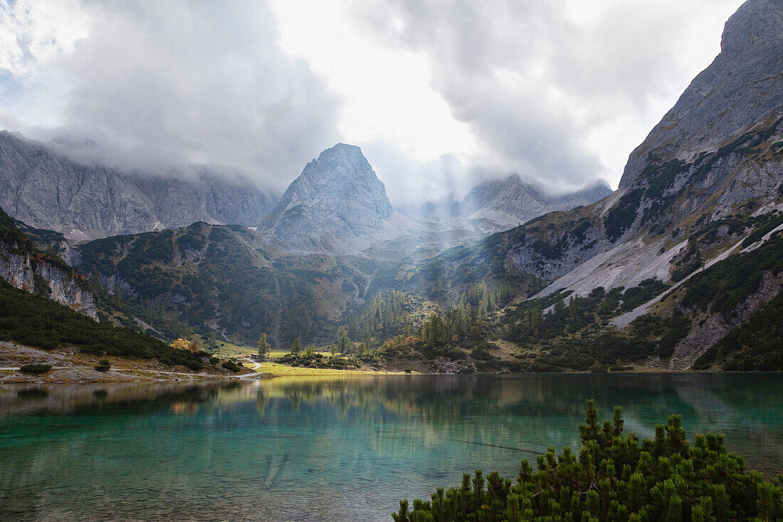 Blick über Seebensee zum Vorderem Drachenkopf, Mieminger Gebirge, Tirol, Österreich