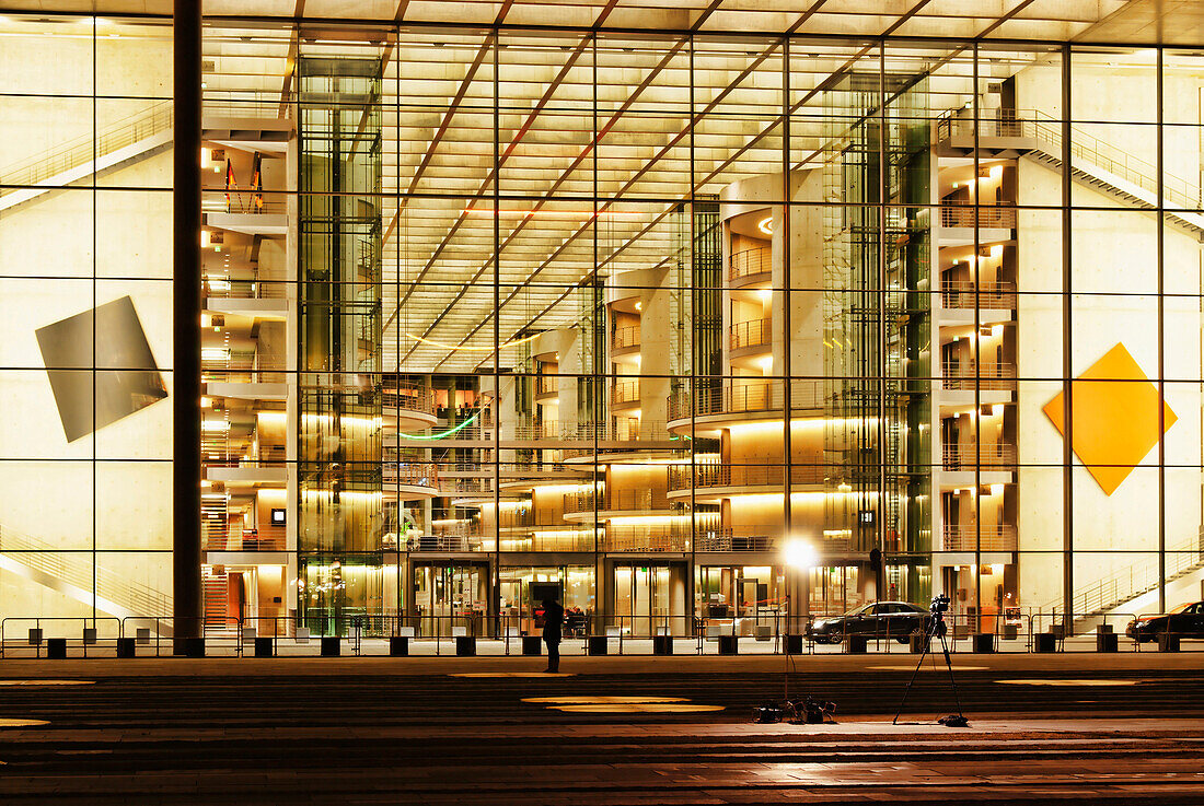 Beleuchtete Glasfassade des Paul-Loebe-Haus, Platz der Republik, Bezirk Tiergarten, Berlin, Deutschland, Europa
