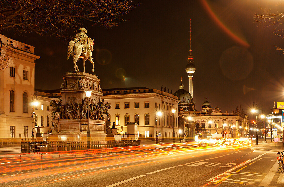 Reiterstandbild Friedrichs II., Humboldt-Universität, Berliner Dom, Fernsehturm und Zeughaus bei Nacht, Unter den Linden, Mitte, Berlin, Deutschland, Europa