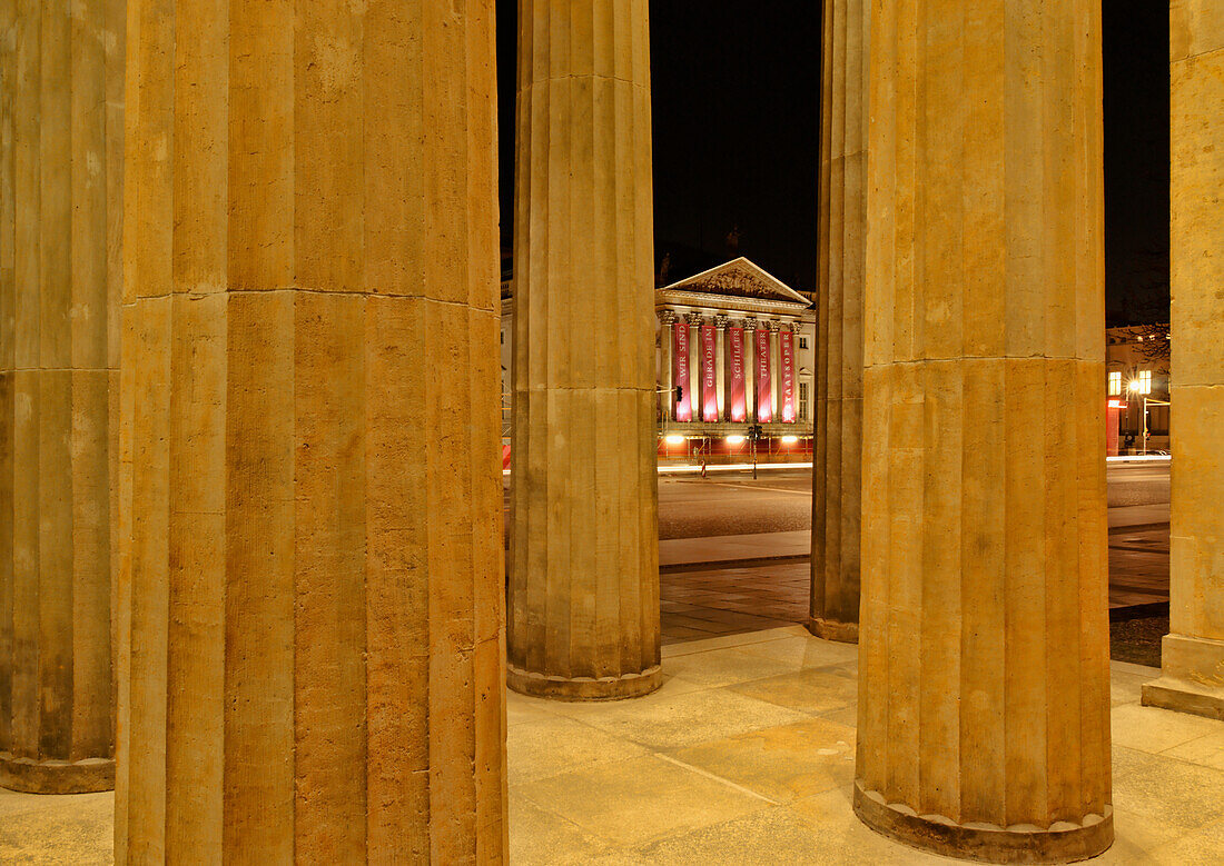 Säulen der Neuen Wache und Deutsche Staatsoper bei Nacht, Unter den Linden, Mitte, Berlin, Deutschland, Europa